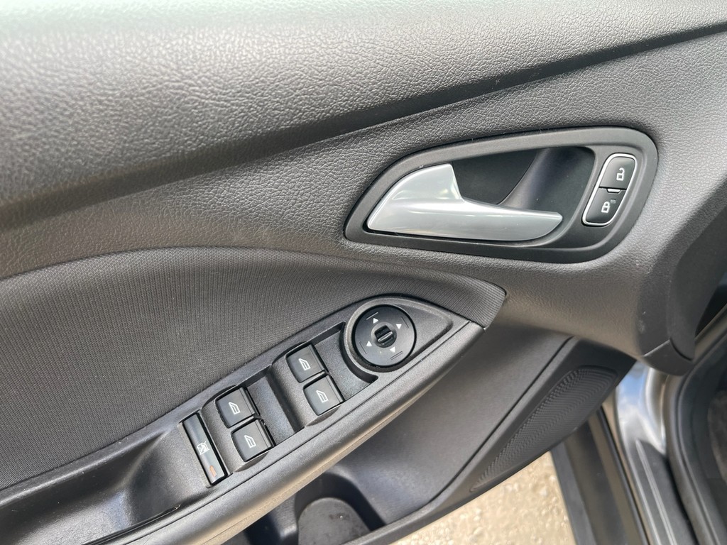 Ford Focus Vehicle Full-screen Gallery Image 19