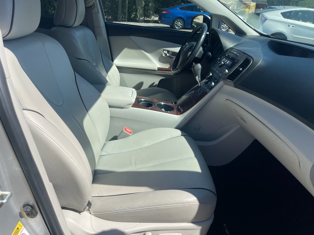 Toyota Venza Vehicle Full-screen Gallery Image 16