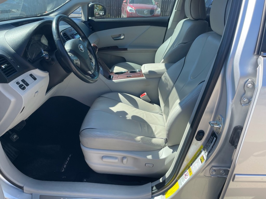 Toyota Venza Vehicle Full-screen Gallery Image 17