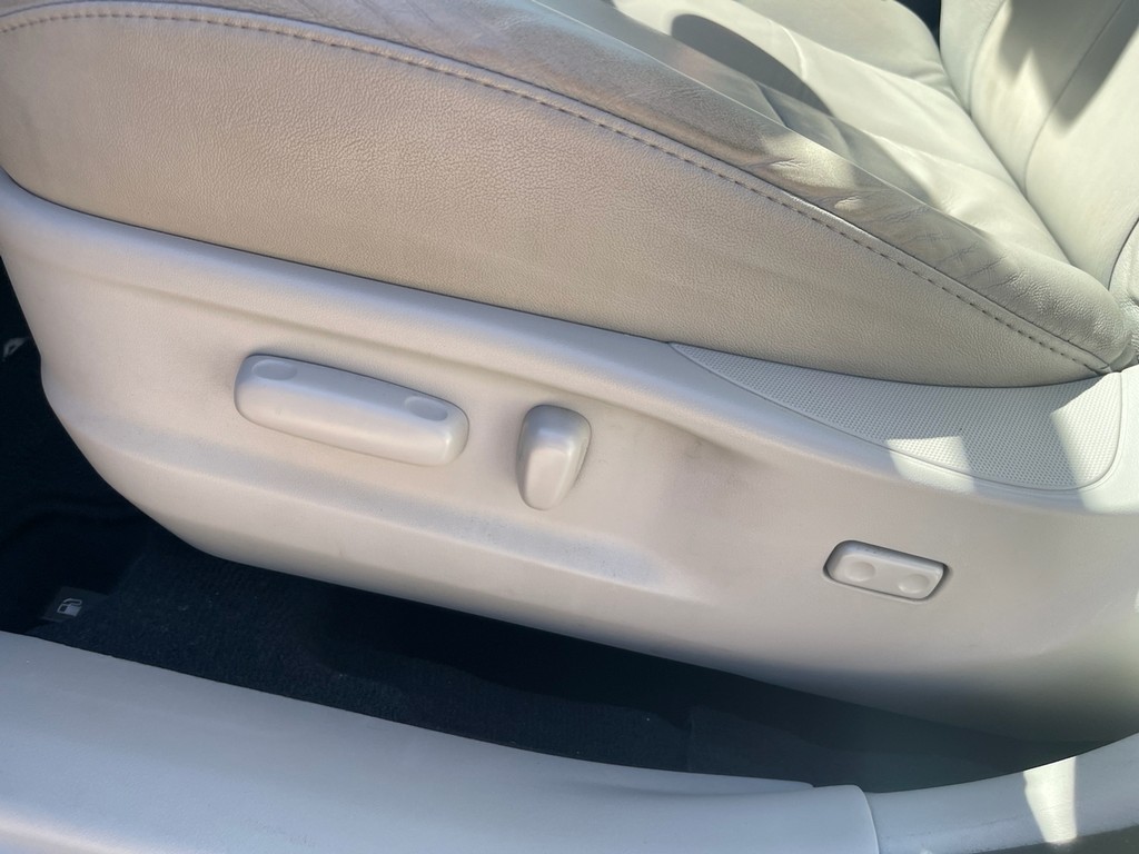 Toyota Venza Vehicle Full-screen Gallery Image 18