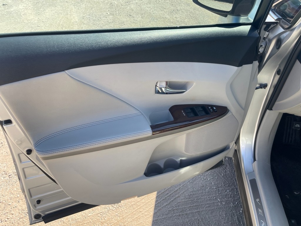 Toyota Venza Vehicle Full-screen Gallery Image 19