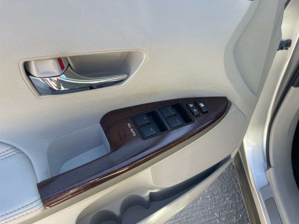 Toyota Venza Vehicle Full-screen Gallery Image 20