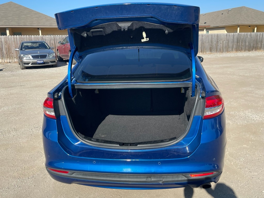 Ford Fusion Vehicle Full-screen Gallery Image 05