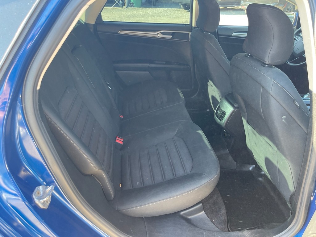 Ford Fusion Vehicle Full-screen Gallery Image 11