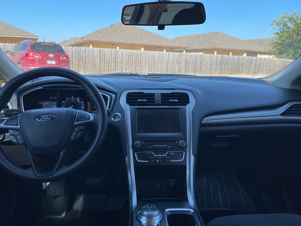 Ford Fusion Vehicle Full-screen Gallery Image 12