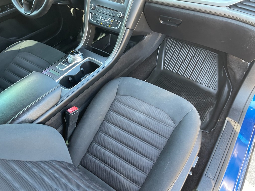 Ford Fusion Vehicle Full-screen Gallery Image 15