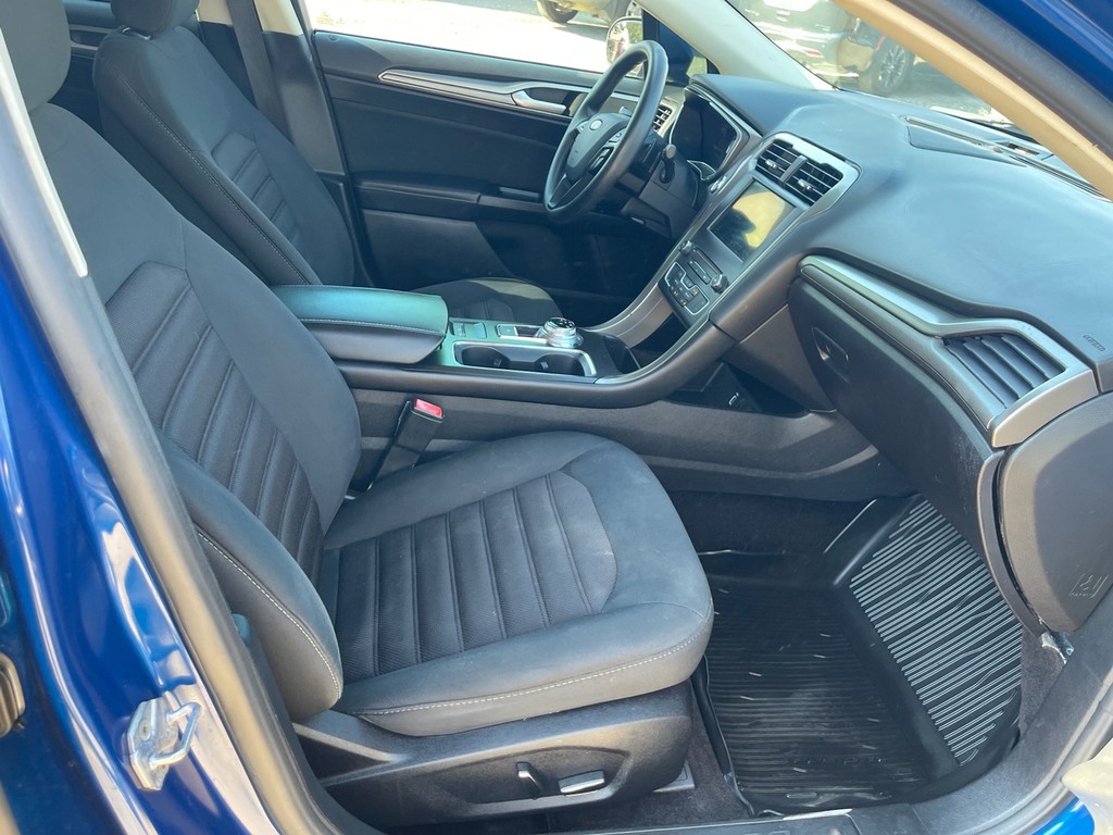 Ford Fusion Vehicle Full-screen Gallery Image 16