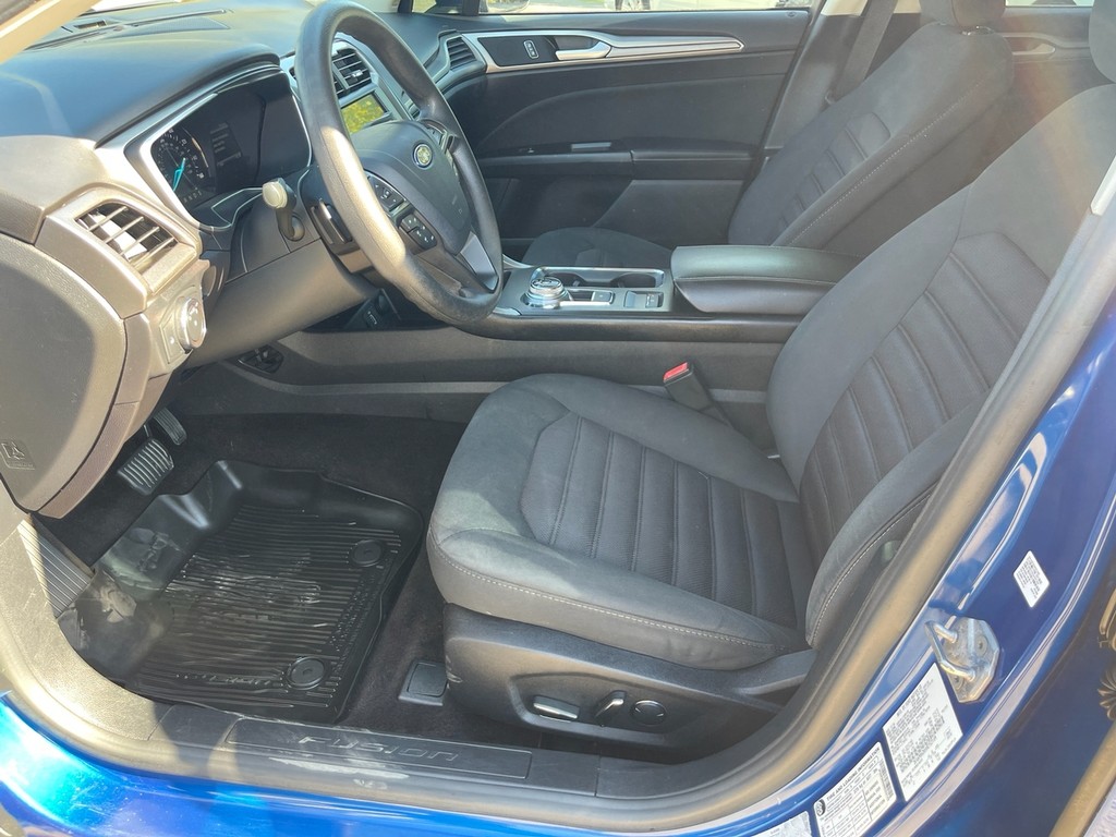 Ford Fusion Vehicle Full-screen Gallery Image 17