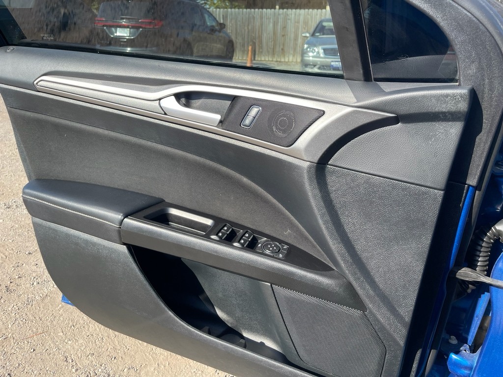 Ford Fusion Vehicle Full-screen Gallery Image 19