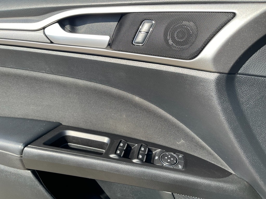 Ford Fusion Vehicle Full-screen Gallery Image 20