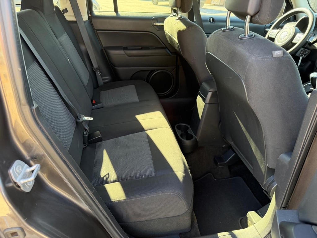 Jeep Patriot Vehicle Full-screen Gallery Image 11