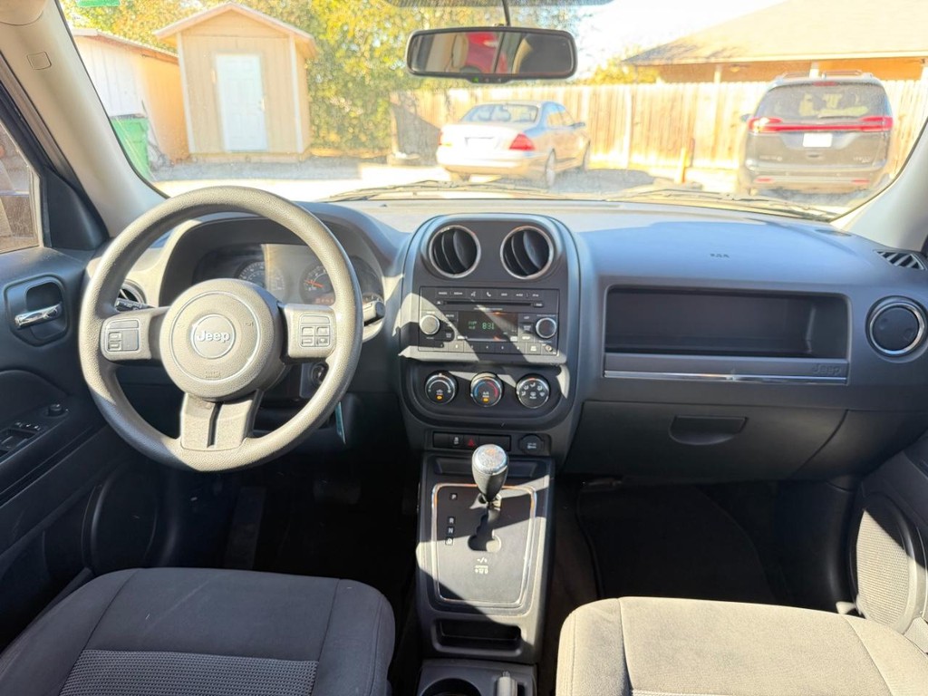 Jeep Patriot Vehicle Full-screen Gallery Image 12