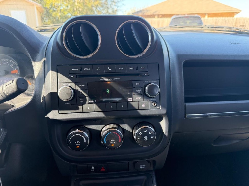 Jeep Patriot Vehicle Full-screen Gallery Image 14