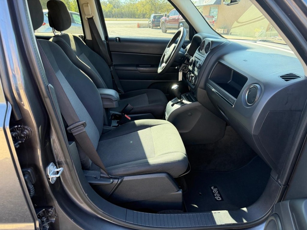 Jeep Patriot Vehicle Full-screen Gallery Image 16