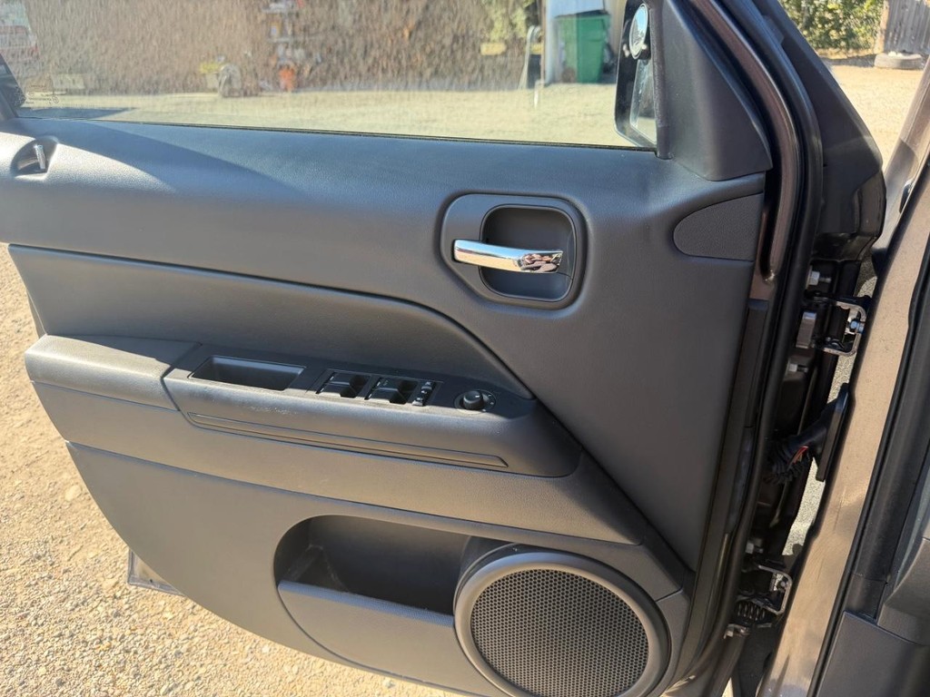 Jeep Patriot Vehicle Full-screen Gallery Image 18