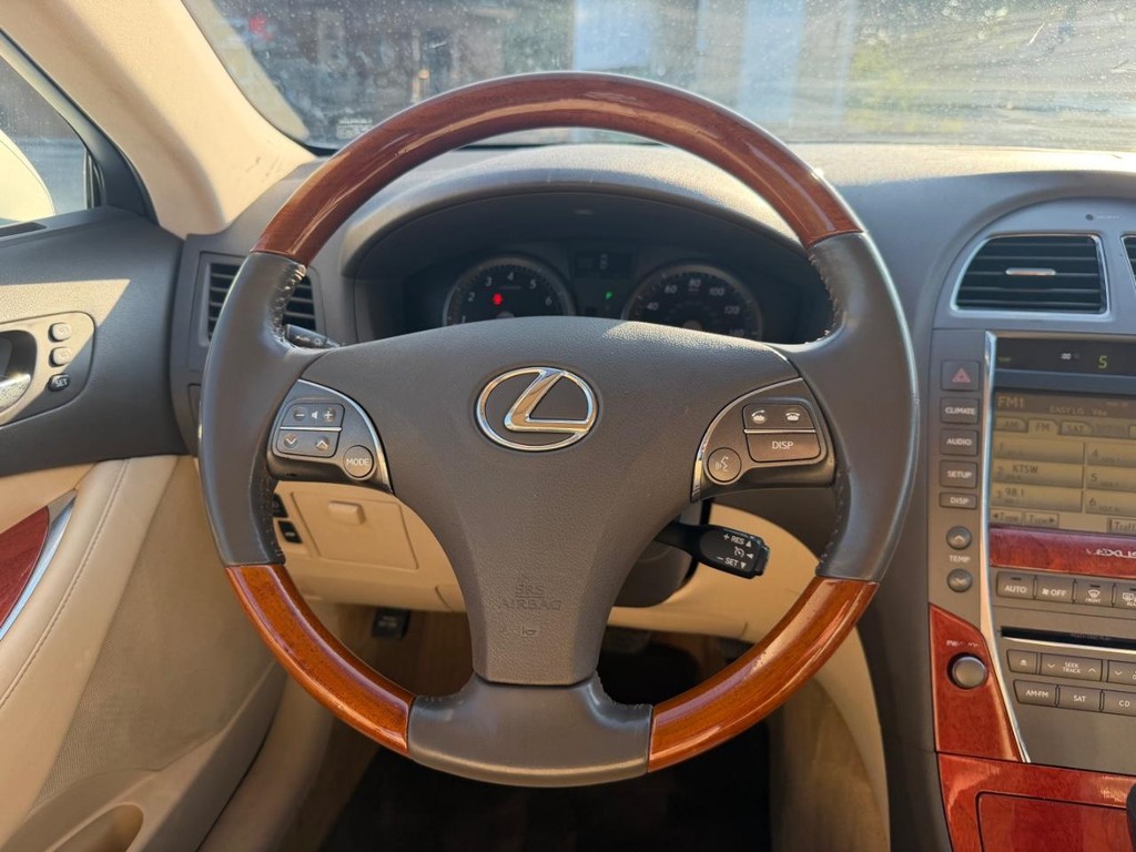 Lexus ES 350 Vehicle Full-screen Gallery Image 13