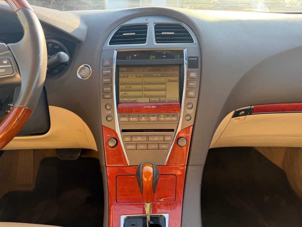 Lexus ES 350 Vehicle Full-screen Gallery Image 14