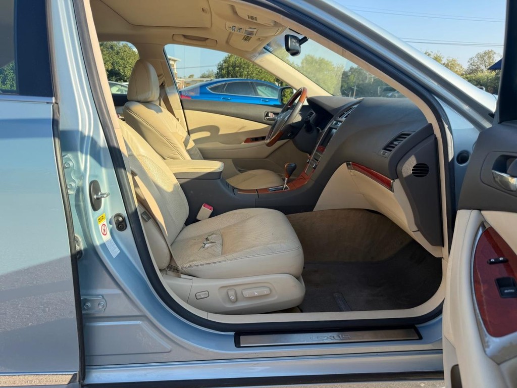 Lexus ES 350 Vehicle Full-screen Gallery Image 15