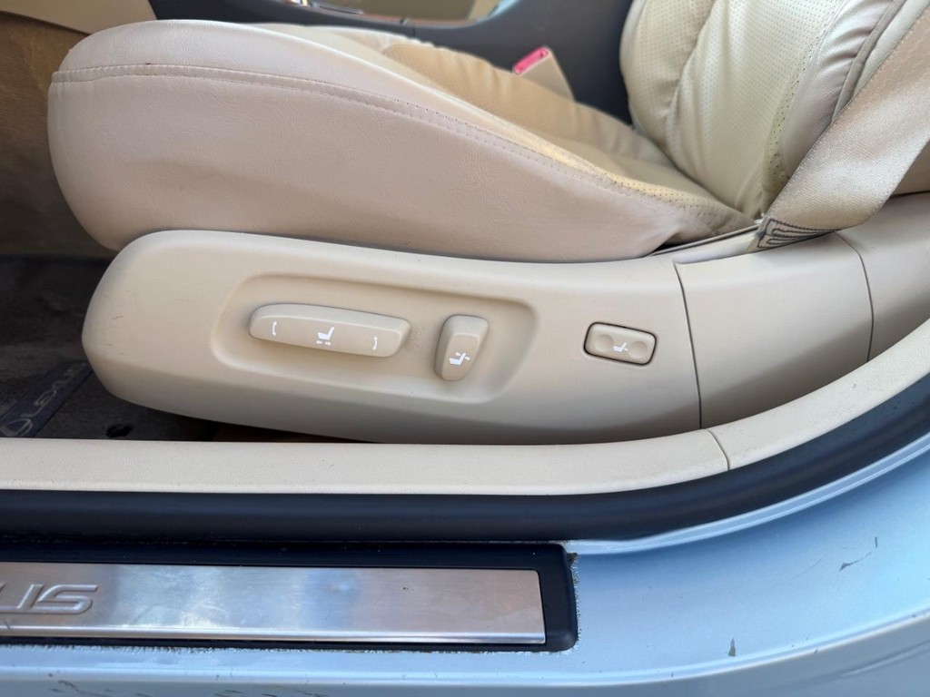 Lexus ES 350 Vehicle Full-screen Gallery Image 17