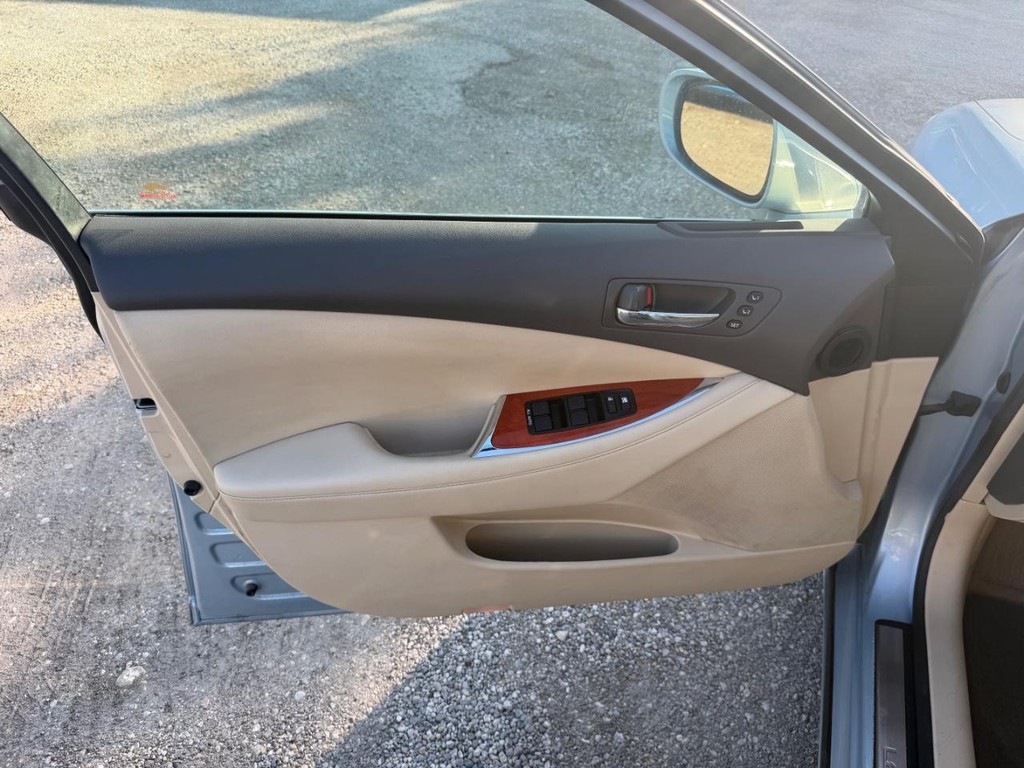 Lexus ES 350 Vehicle Full-screen Gallery Image 18