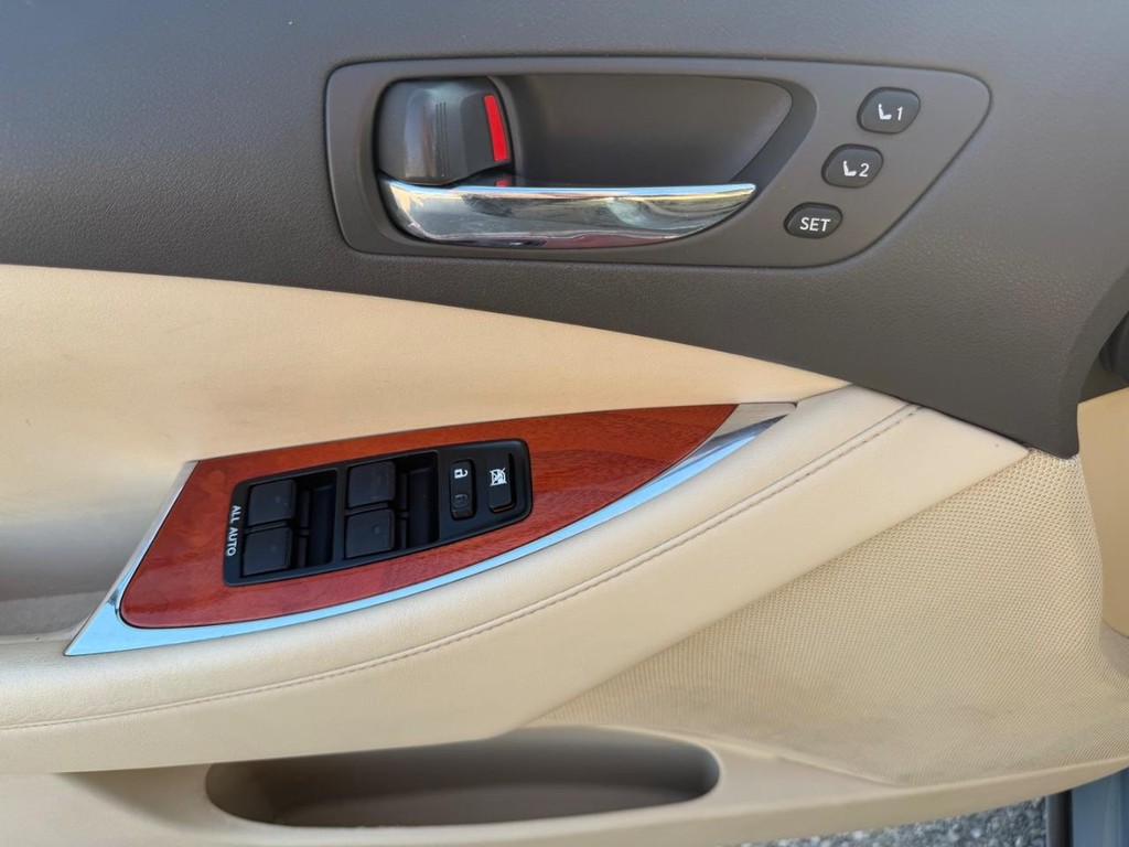 Lexus ES 350 Vehicle Full-screen Gallery Image 19