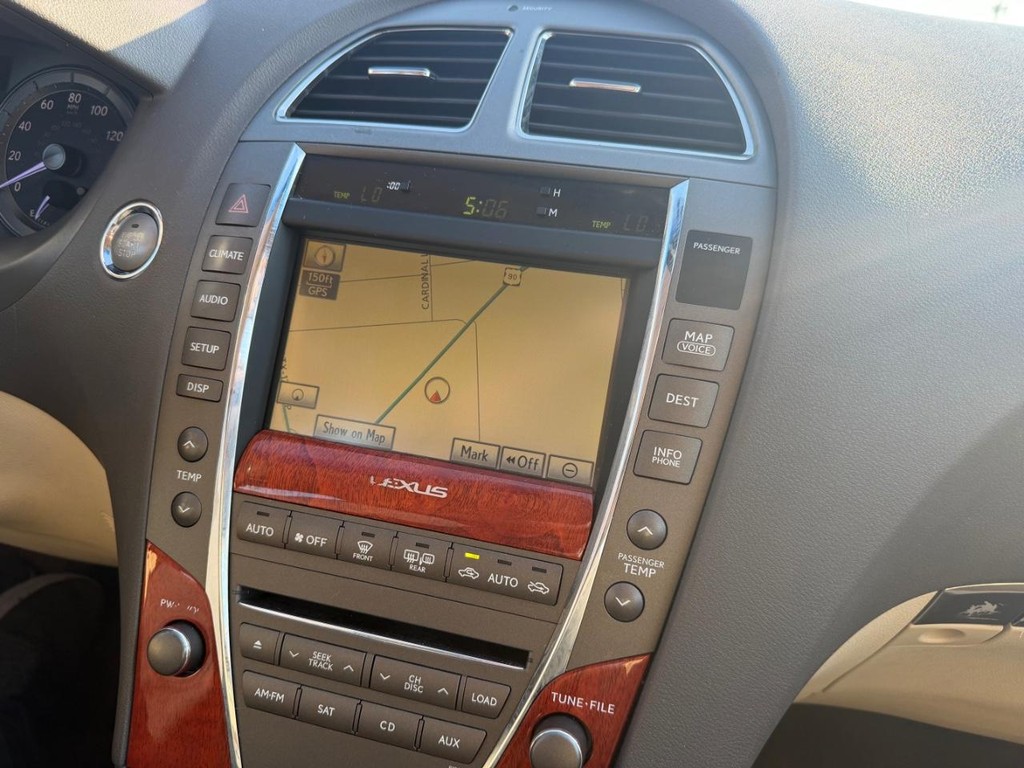 Lexus ES 350 Vehicle Full-screen Gallery Image 20