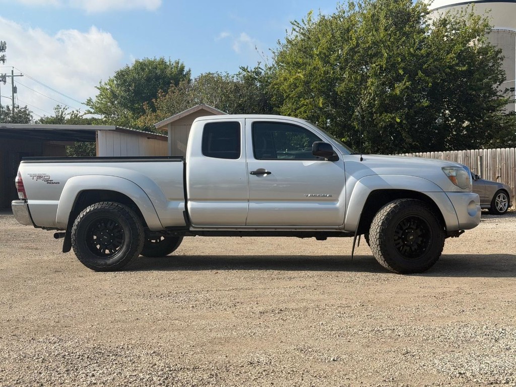 Toyota Tacoma Vehicle Full-screen Gallery Image 2