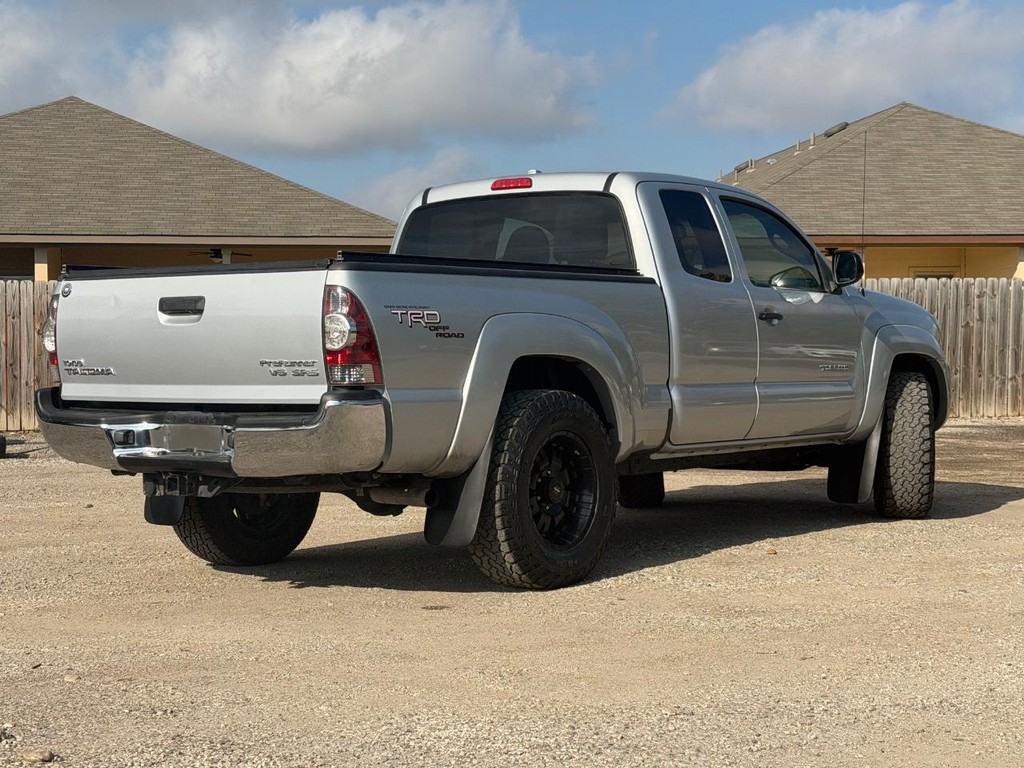 Toyota Tacoma Vehicle Full-screen Gallery Image 3