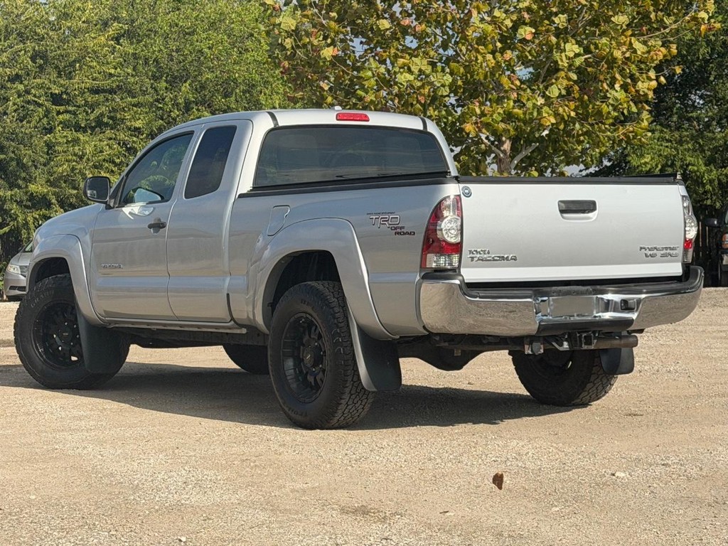 Toyota Tacoma Vehicle Full-screen Gallery Image 5