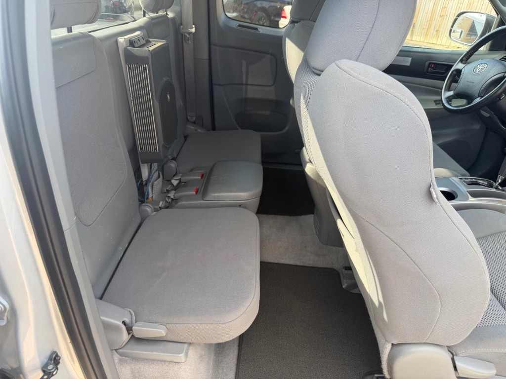 Toyota Tacoma Vehicle Full-screen Gallery Image 10