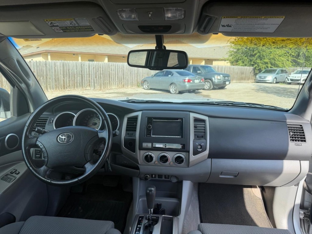 Toyota Tacoma Vehicle Full-screen Gallery Image 11