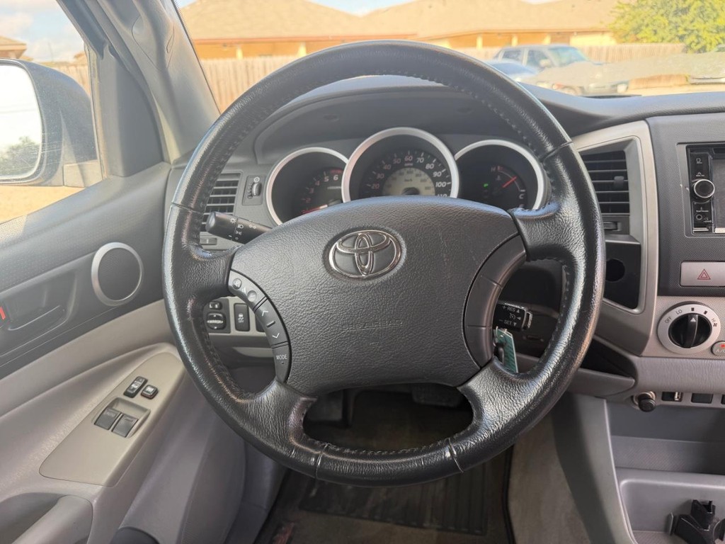 Toyota Tacoma Vehicle Full-screen Gallery Image 12