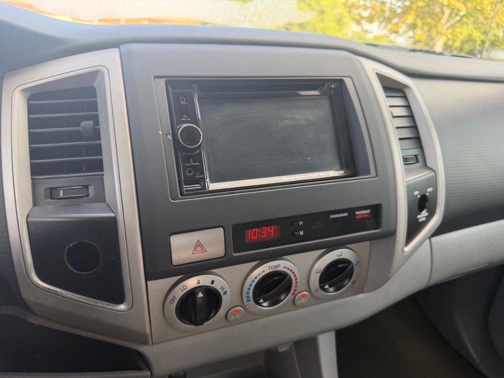 Toyota Tacoma Vehicle Full-screen Gallery Image 13