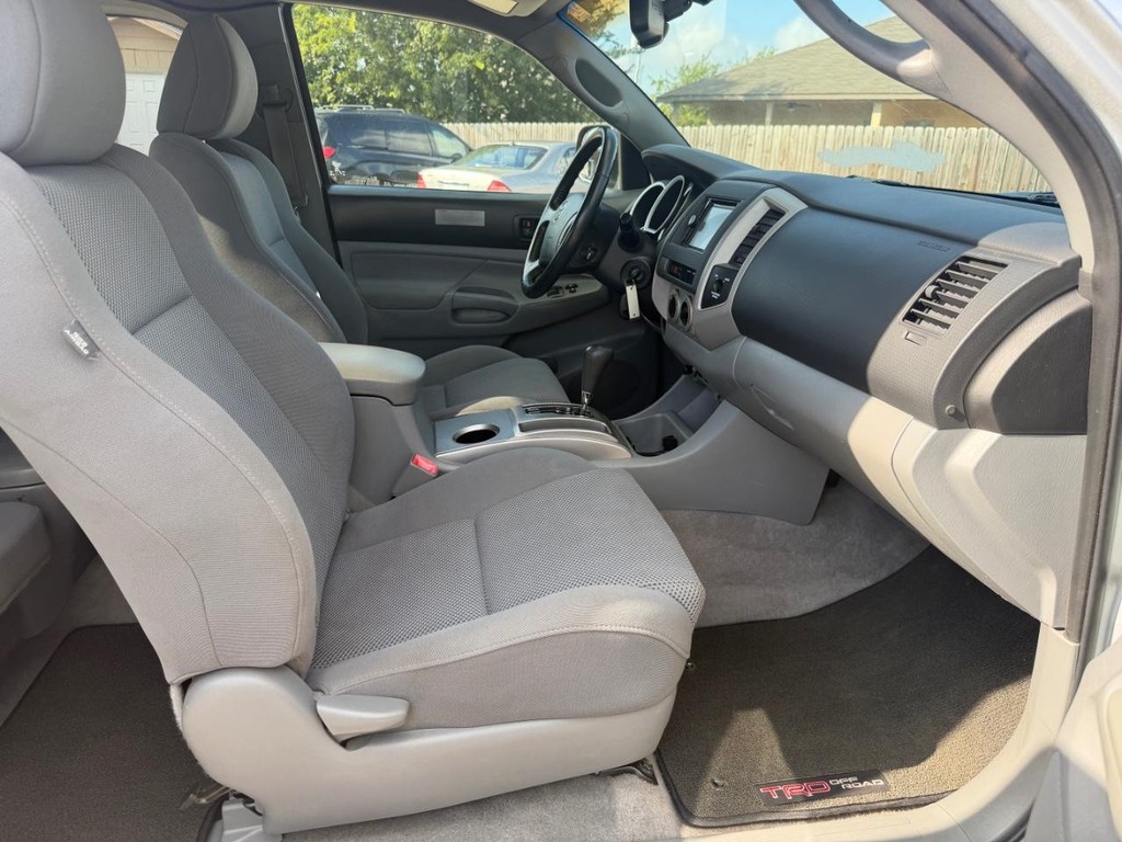 Toyota Tacoma Vehicle Full-screen Gallery Image 15