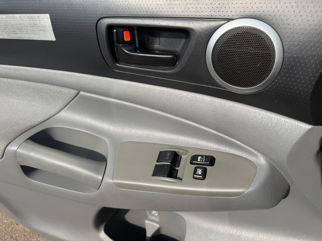 Toyota Tacoma Vehicle Full-screen Gallery Image 18