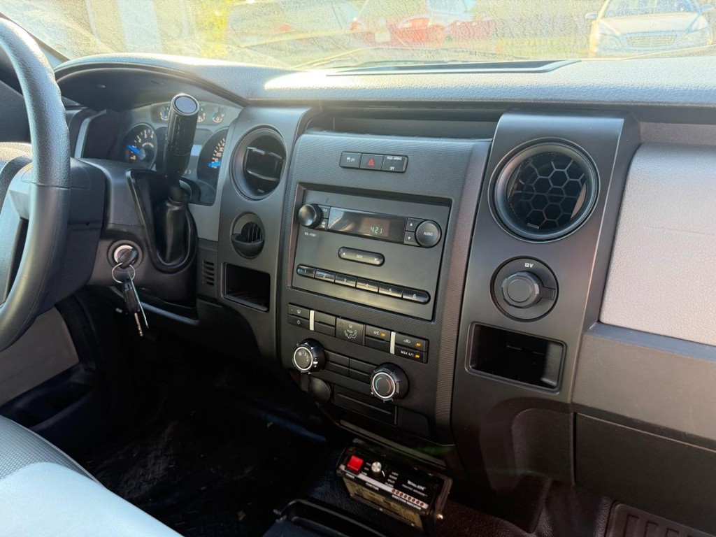 Ford F-150 Vehicle Full-screen Gallery Image 12