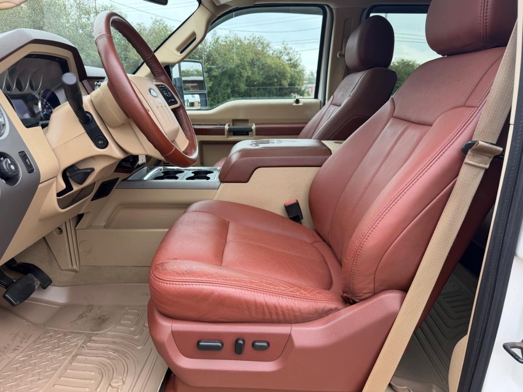 Ford Super Duty F-250 SRW Vehicle Full-screen Gallery Image 17