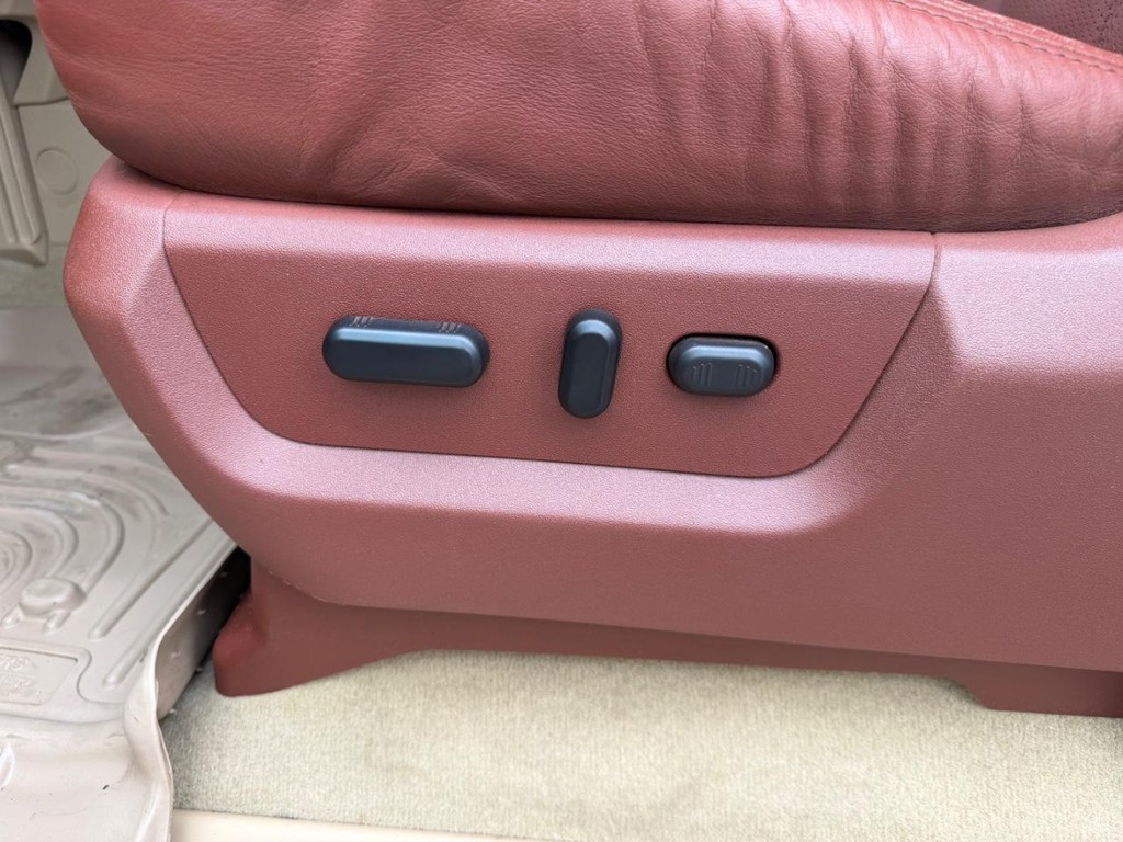 Ford Super Duty F-250 SRW Vehicle Full-screen Gallery Image 18