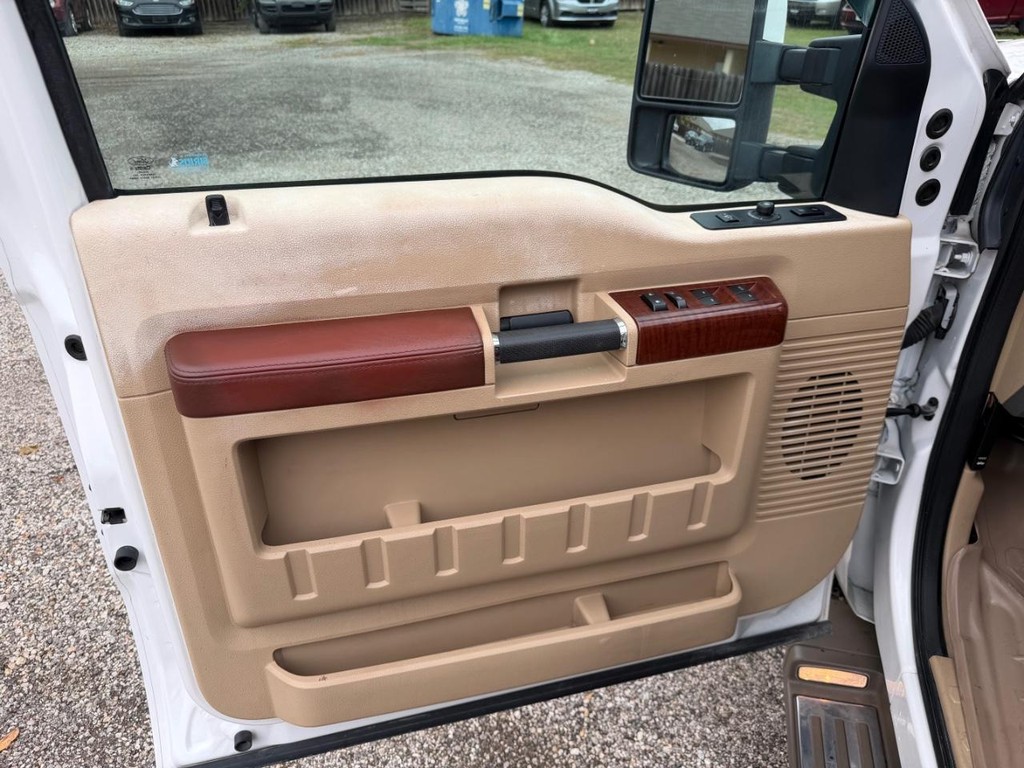 Ford Super Duty F-250 SRW Vehicle Full-screen Gallery Image 19