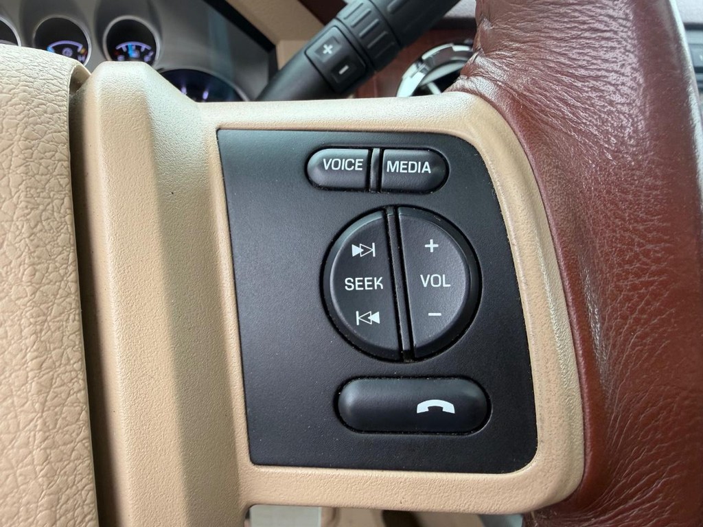 Ford Super Duty F-250 SRW Vehicle Full-screen Gallery Image 22