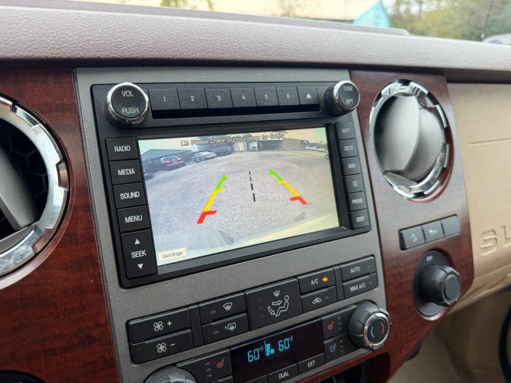 Ford Super Duty F-250 SRW Vehicle Full-screen Gallery Image 24