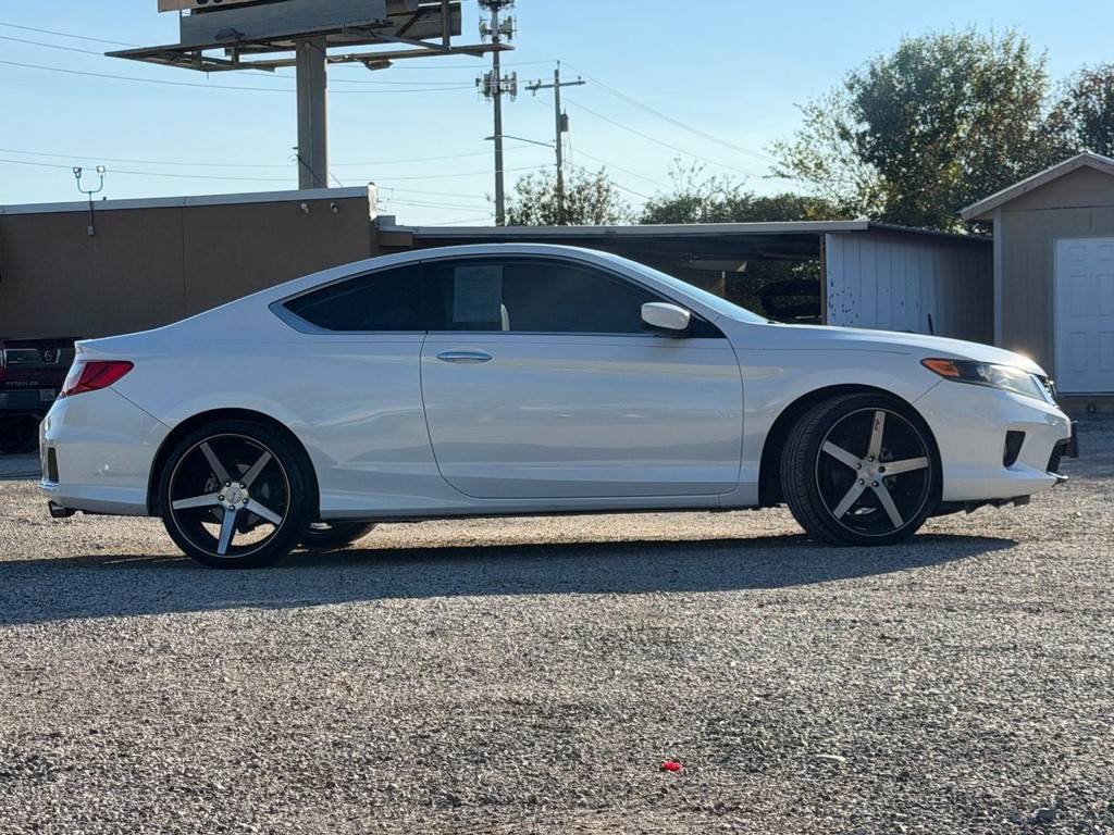 Honda Accord Coupe Vehicle Full-screen Gallery Image 2