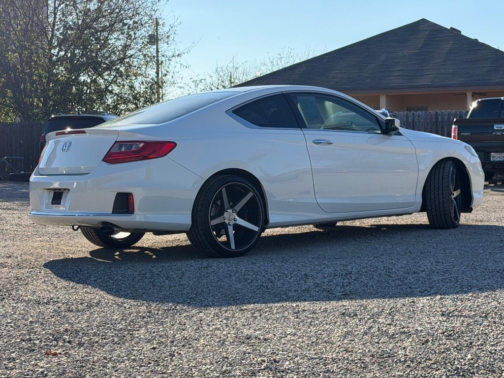 Honda Accord Coupe Vehicle Full-screen Gallery Image 3