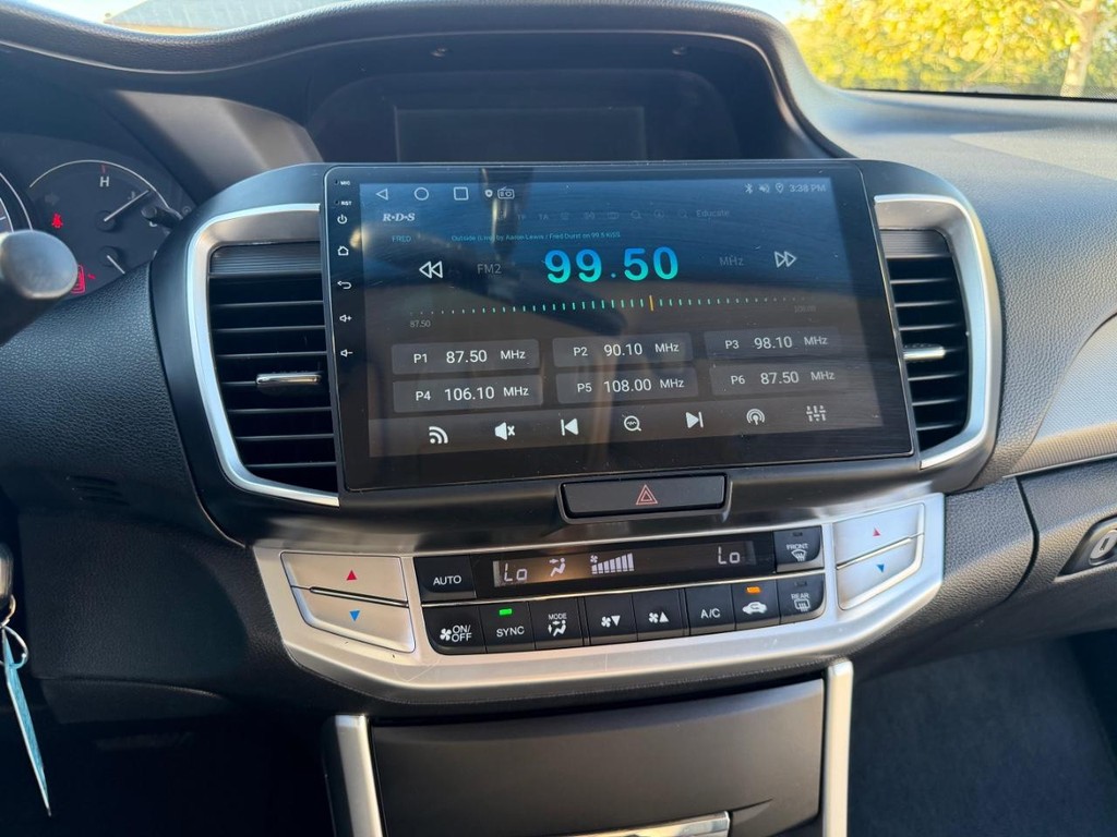 Honda Accord Coupe Vehicle Full-screen Gallery Image 14