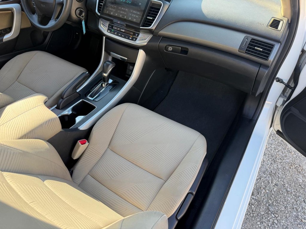 Honda Accord Coupe Vehicle Full-screen Gallery Image 15