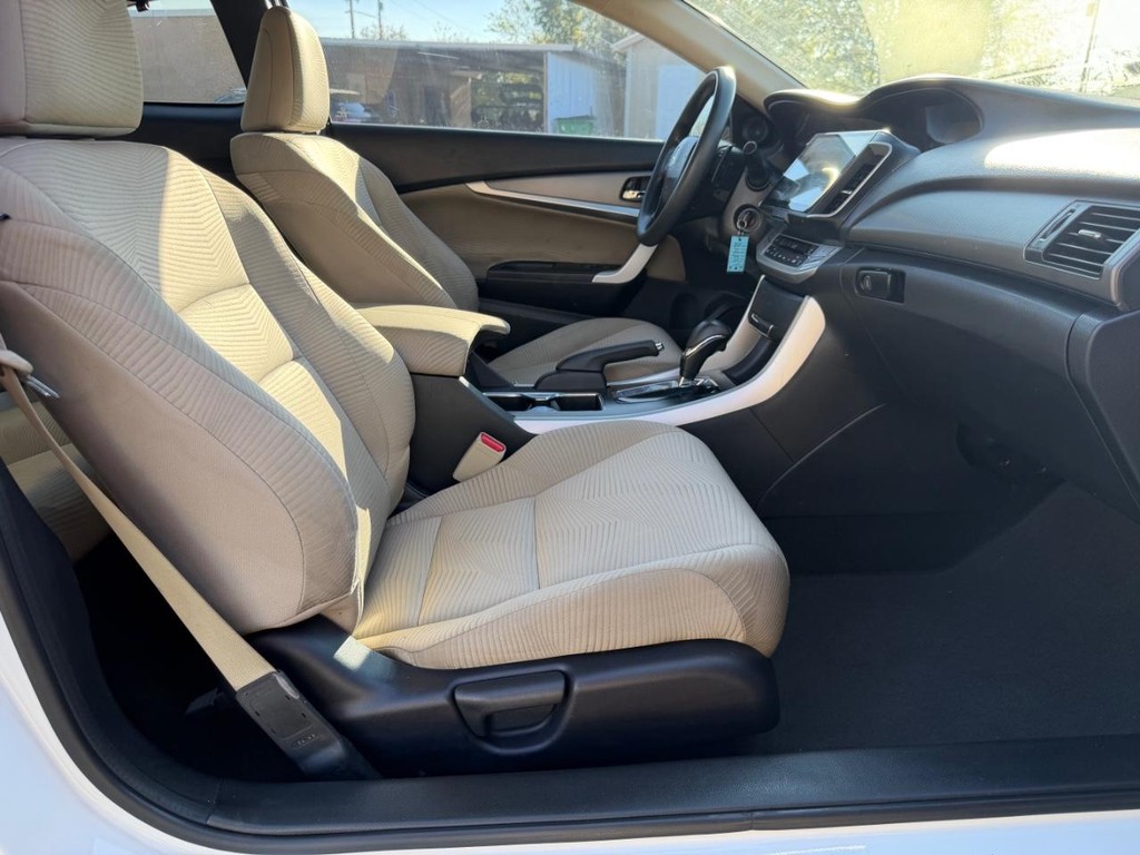 Honda Accord Coupe Vehicle Full-screen Gallery Image 16