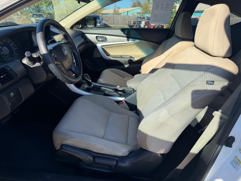 Honda Accord Coupe Vehicle Full-screen Gallery Image 17