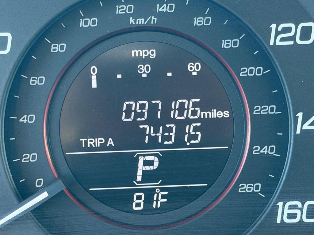 Honda Accord Coupe Vehicle Full-screen Gallery Image 22