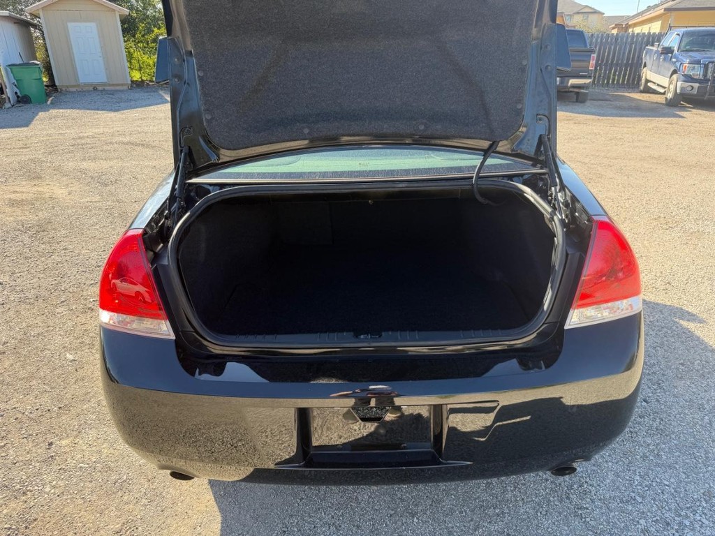 Chevrolet Impala Vehicle Full-screen Gallery Image 05