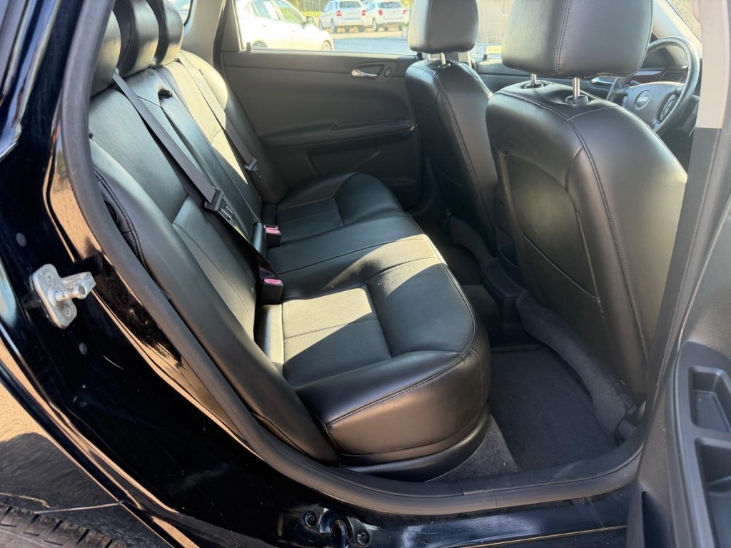 Chevrolet Impala Vehicle Full-screen Gallery Image 11